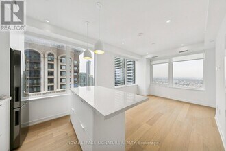 395 Square One Dr in Mississauga, ON - Building Photo - Building Photo