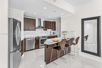 300 South Pointe Dr, Unit 706 in Miami Beach, FL - Building Photo - Building Photo