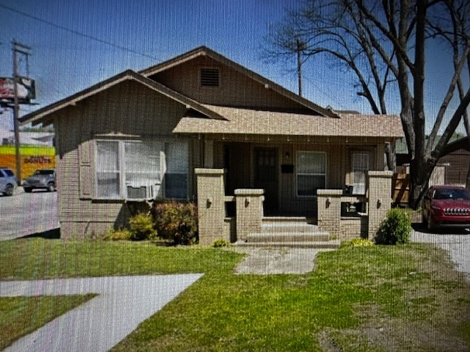 700 E 12th St in Ada, OK - Building Photo