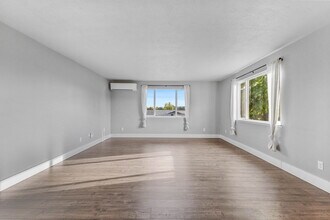 524 NE Dallas Dr in Dallas, OR - Building Photo - Building Photo