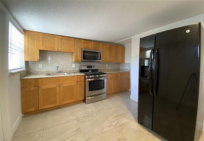 2250 NW 103rd St in Miami, FL - Building Photo - Building Photo
