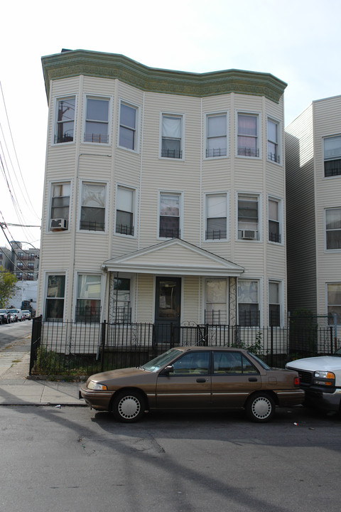 52 Morris Cres in Yonkers, NY - Building Photo