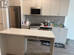 1005 Dundas St E in Oakville, ON - Building Photo - Building Photo