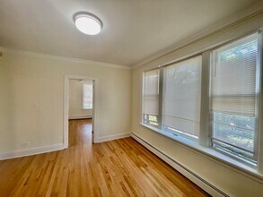 7027 N Damen Ave in Chicago, IL - Building Photo - Building Photo