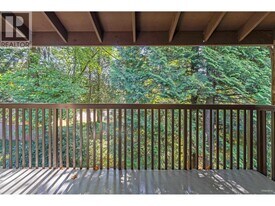 9867 Manchester Dr in Burnaby, BC - Building Photo