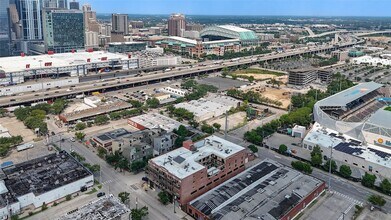 2205 McKinney St in Houston, TX - Foto de edificio - Building Photo