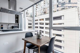 8 E Huron St in Chicago, IL - Building Photo - Building Photo