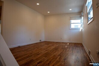 58 Elm St in Dumont, NJ - Building Photo - Building Photo