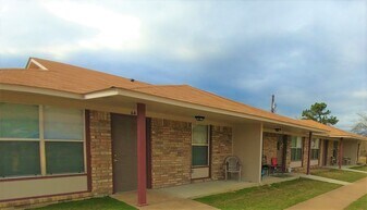 1300 Courtland Rd in Atlanta, TX - Building Photo