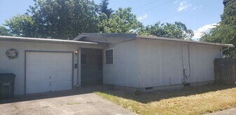 109-117 W N St in Springfield, OR - Building Photo