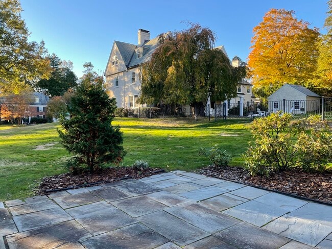 4 Sycamore Ln in West Hartford, CT - Building Photo - Building Photo