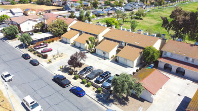 Racquet Club Townhouses in Los Banos, CA - Building Photo - Building Photo