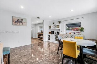 7211 NW 76th St in Tamarac, FL - Building Photo