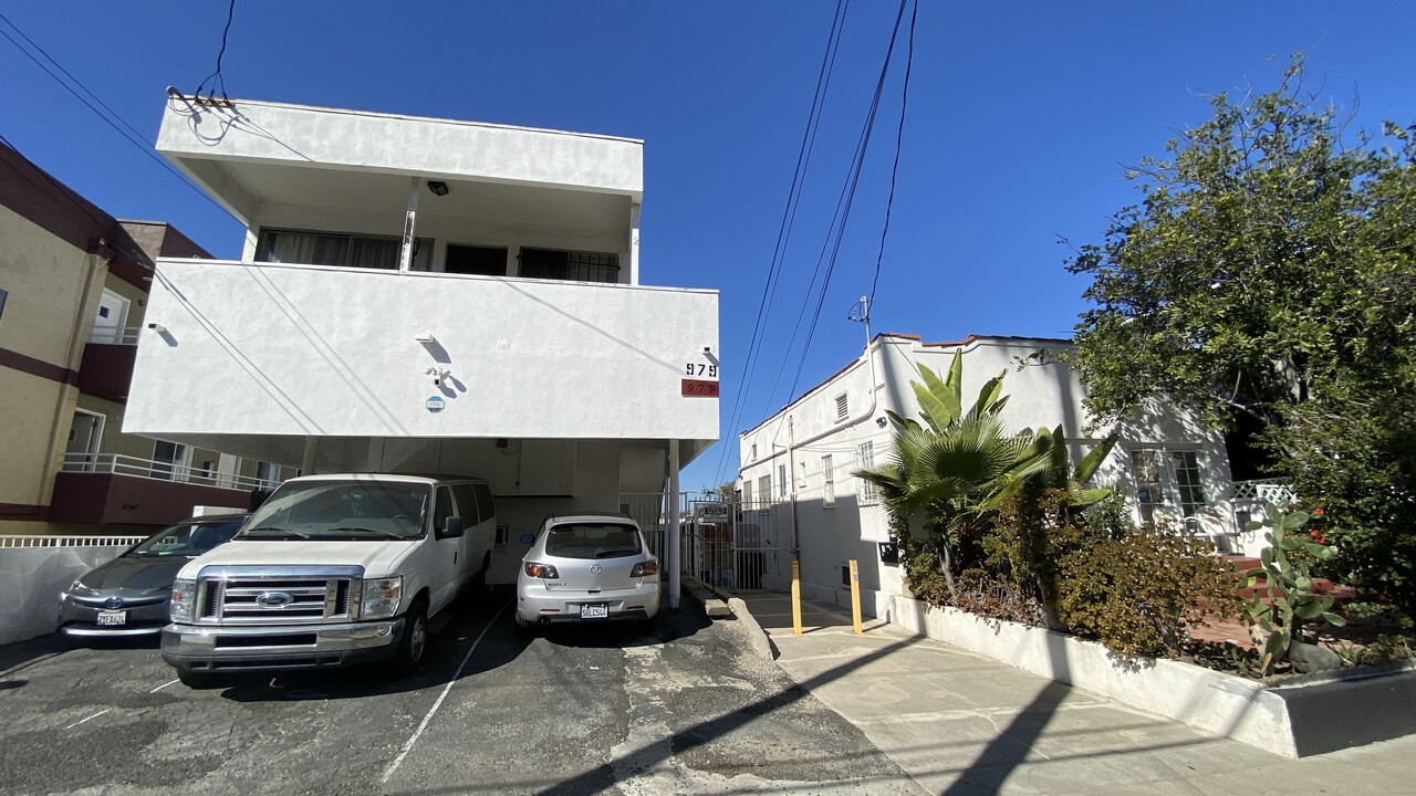 979 Manzanita St in Los Angeles, CA - Building Photo