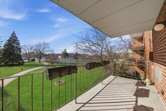 16 E Old Willow Rd in Prospect Heights, IL - Building Photo - Building Photo