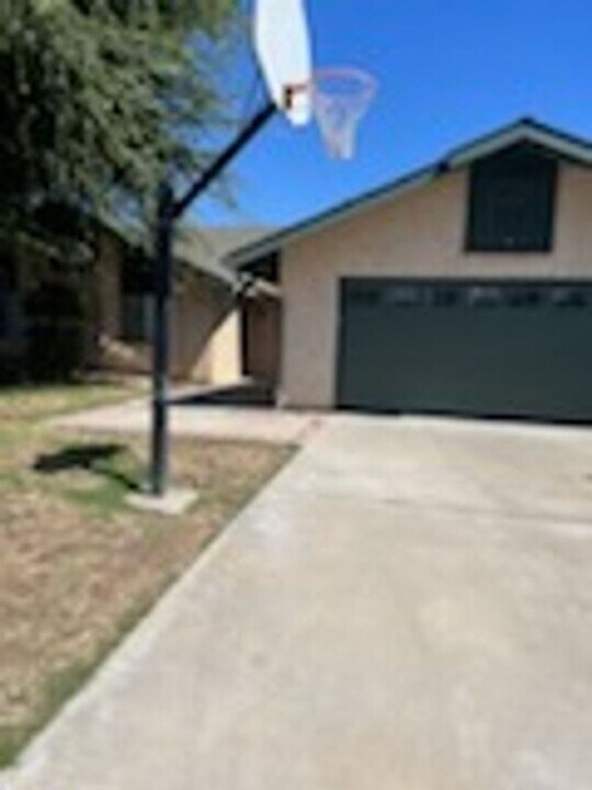 4004 Ivywood Ct in Bakersfield, CA - Building Photo