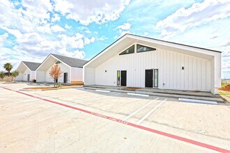 3911 Casa Blanca Lake Rd in Laredo, TX - Building Photo - Building Photo