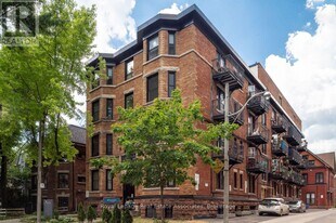 160 Huron St in Toronto, ON - Building Photo