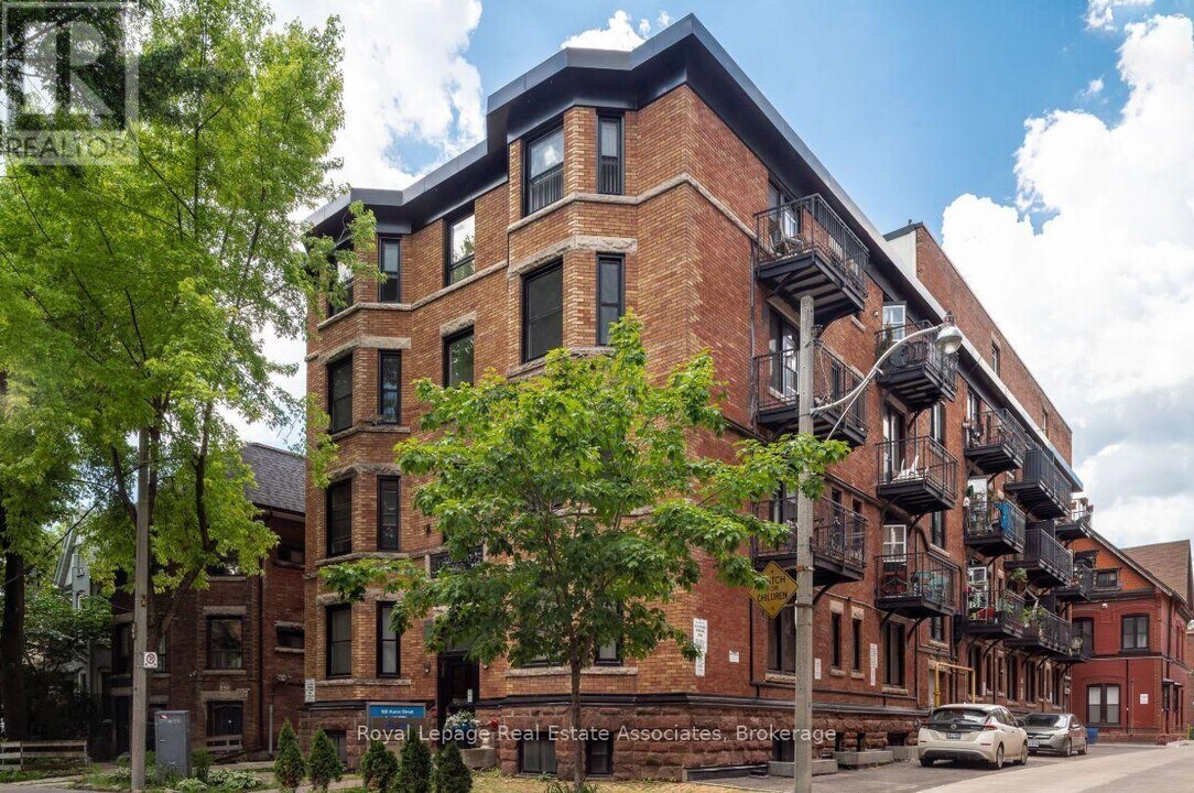 160 Huron St in Toronto, ON - Building Photo