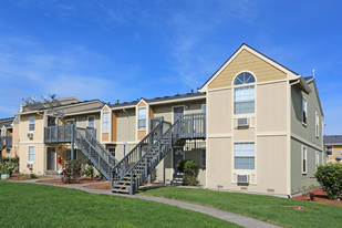 Pioneer Apartments in Santa Rosa, CA - Foto de edificio - Building Photo