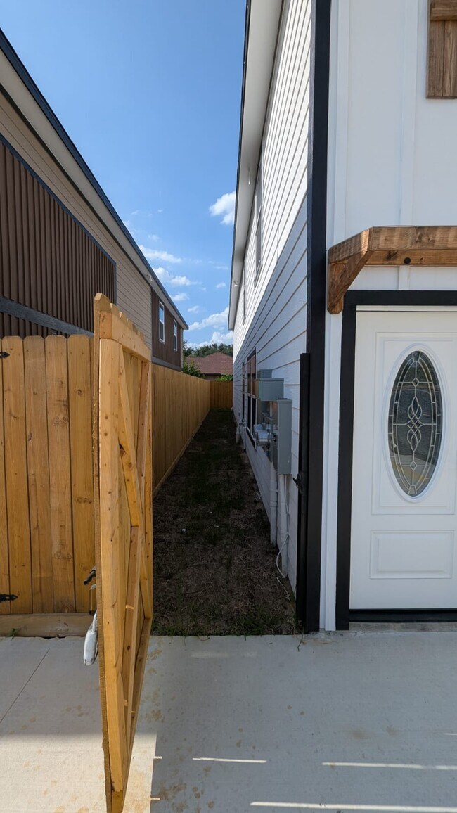 2310 Wavell St in Houston, TX - Foto de edificio - Building Photo