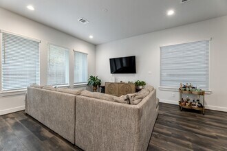 5725 White Magnolia St. in Houston, TX - Building Photo - Building Photo