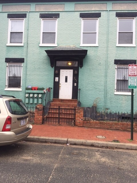 242 12th Pl NE in Washington, DC - Building Photo
