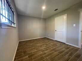 7886 Locksley Rd in Houston, TX - Building Photo