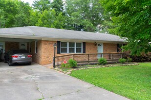 2136 Collins St in Morristown, TN - Building Photo