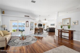 935 Southlakes Way SW in Vero Beach, FL - Foto de edificio - Building Photo