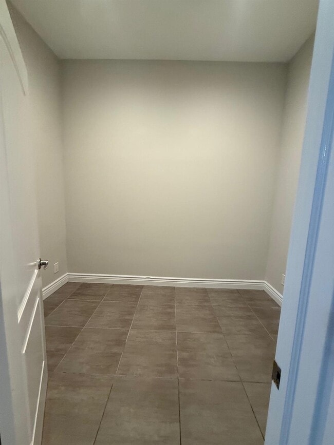 201 Higbie Ln in West Islip, NY - Building Photo - Building Photo