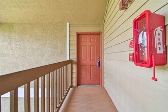 9481 Highland Oak Dr in Tampa, FL - Building Photo - Building Photo