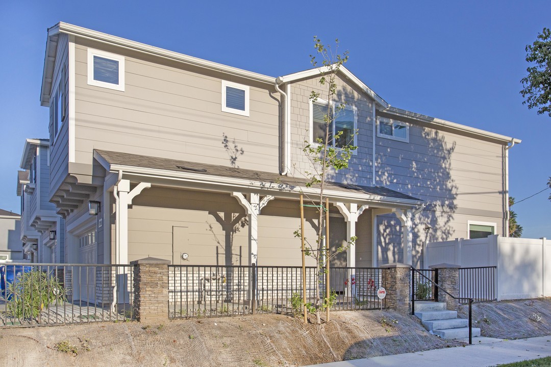 Tampa Village in Reseda, CA - Building Photo