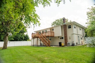 9 Lawrence Ct in Hicksville, NY - Building Photo - Building Photo