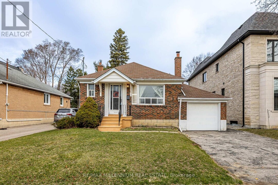 52 Edgecroft Rd in Toronto, ON - Building Photo