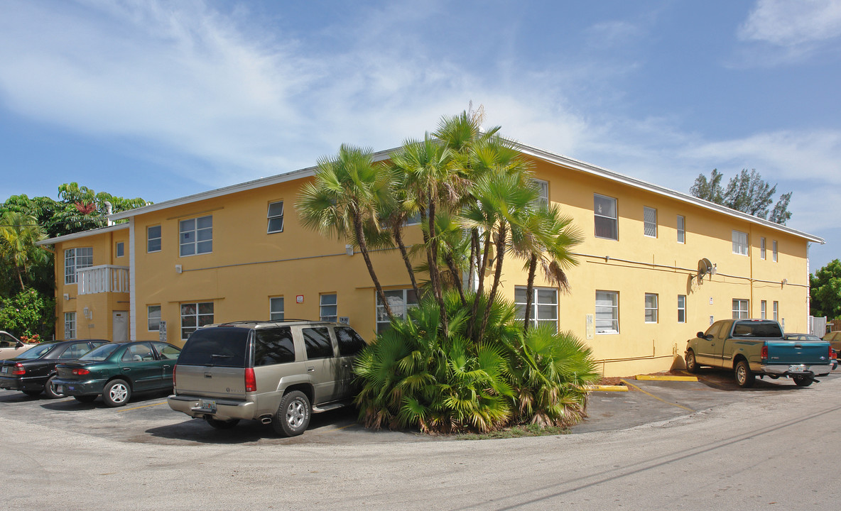 2400 NE 25th Pl in Fort Lauderdale, FL - Foto de edificio