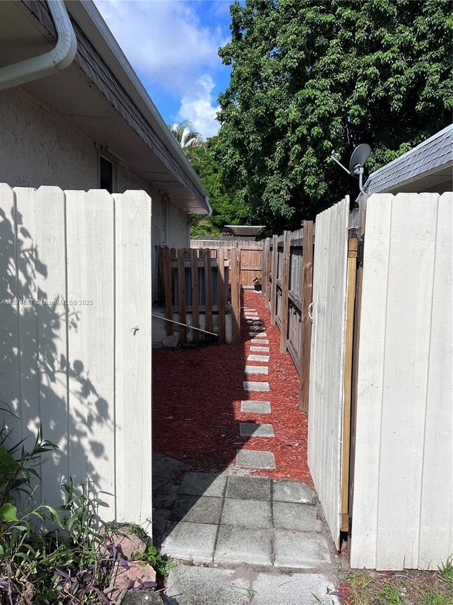 8001 NW 74th Terrace in Tamarac, FL - Foto de edificio - Building Photo