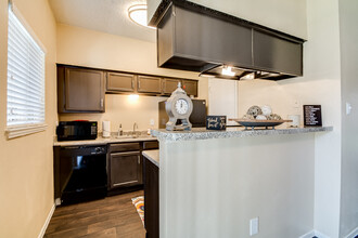 Bristol Apartment Living in Dallas, TX - Building Photo - Building Photo