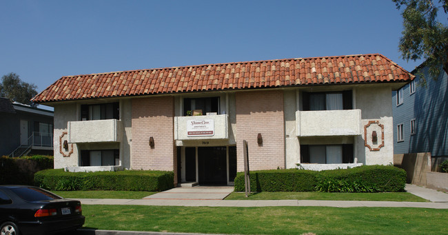 Vassar Casa Apartments in Canoga Park, CA - Building Photo - Building Photo