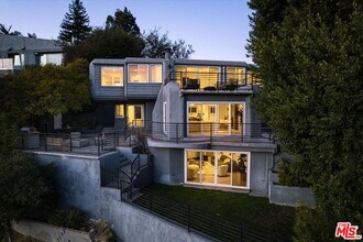 8464 Cole Crest Dr in Los Angeles, CA - Building Photo - Building Photo