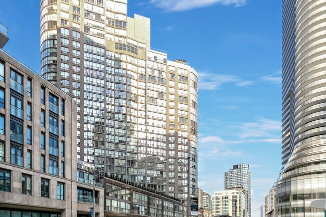 24 Wellesley St W in Toronto, ON - Building Photo - Building Photo