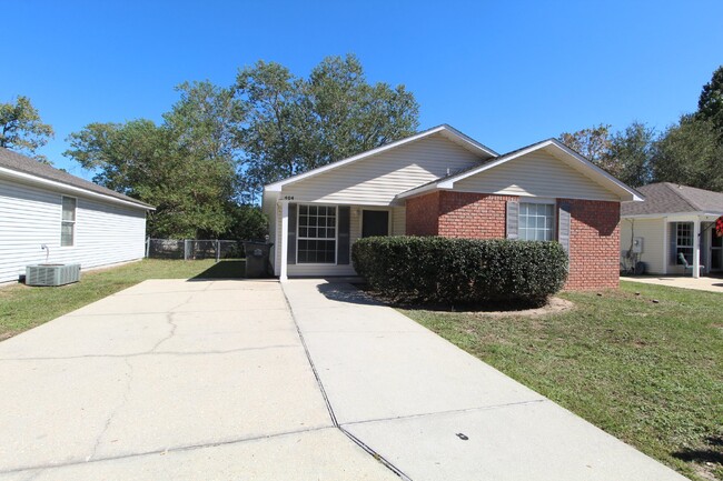 404 Oak Knoll Ln in Pensacola, FL - Foto de edificio - Building Photo