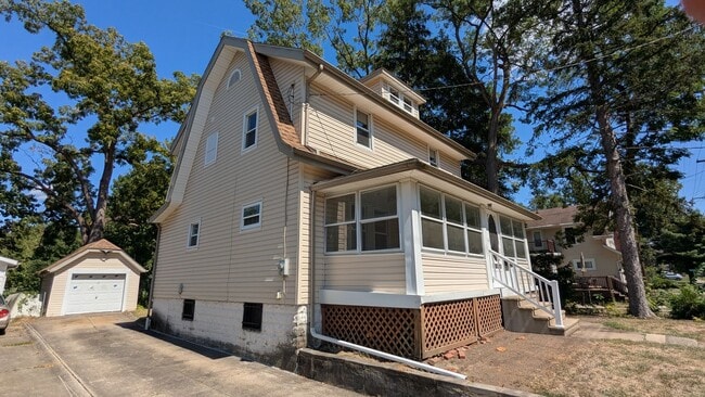 1021 Lawton St in Akron, OH - Building Photo - Building Photo