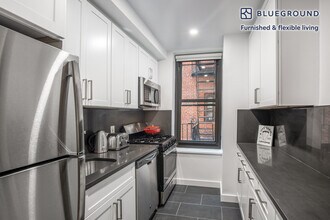10 W 65th St in New York, NY - Building Photo - Building Photo