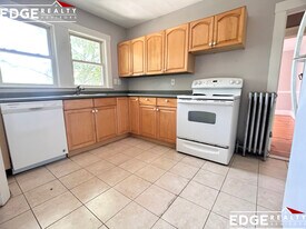 80 Langley Rd, Unit 1 Apartamentos