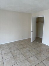 670 NE 46th Ct in Oakland Park, FL - Building Photo - Building Photo