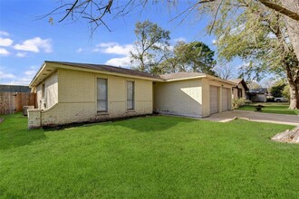 7803 Bunker Wood Ln in Houston, TX - Foto de edificio - Building Photo