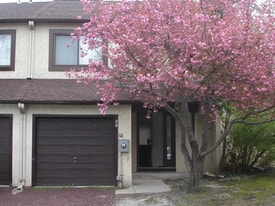 90-95 5 Crown Royal Cir in Evesham, NJ - Building Photo