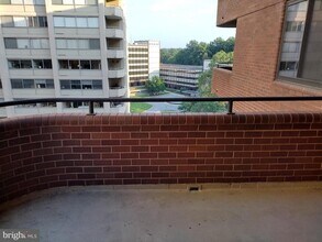 4550 N Park Ave in Chevy Chase, MD - Foto de edificio - Building Photo