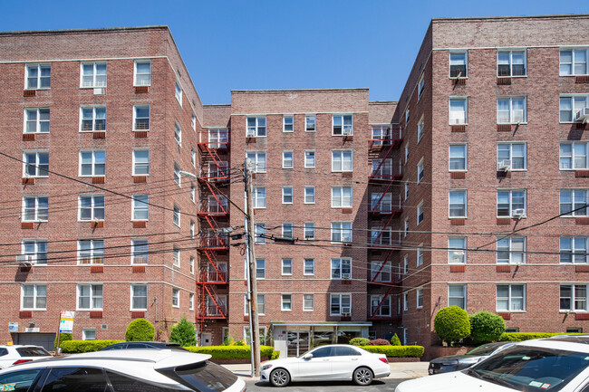 6350 Saunders St in Rego Park, NY - Building Photo - Building Photo